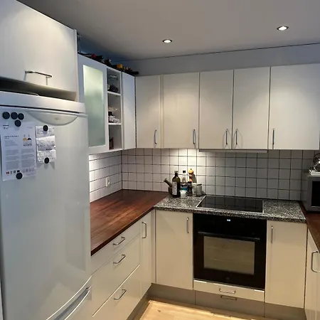 Spacious, Bright And - 5 Min To And Metro Apartment *