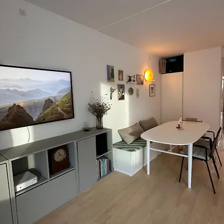 Daire Spacious, Bright And - 5 Min To And Metro *