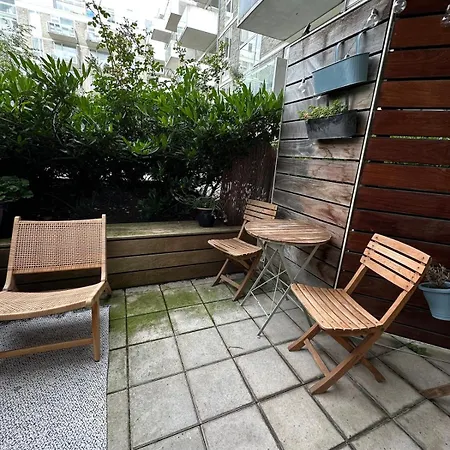 Spacious, Bright And - 5 Min To And Metro Daire *