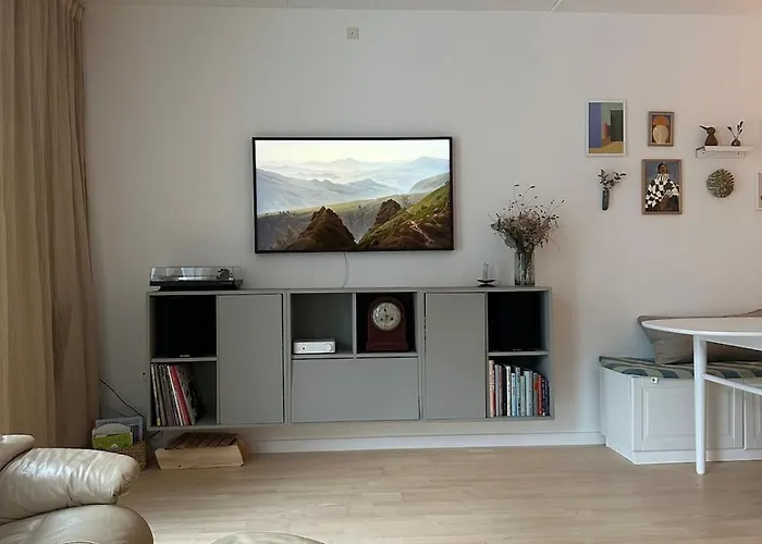 Spacious, Bright And - 5 Min To And Metro